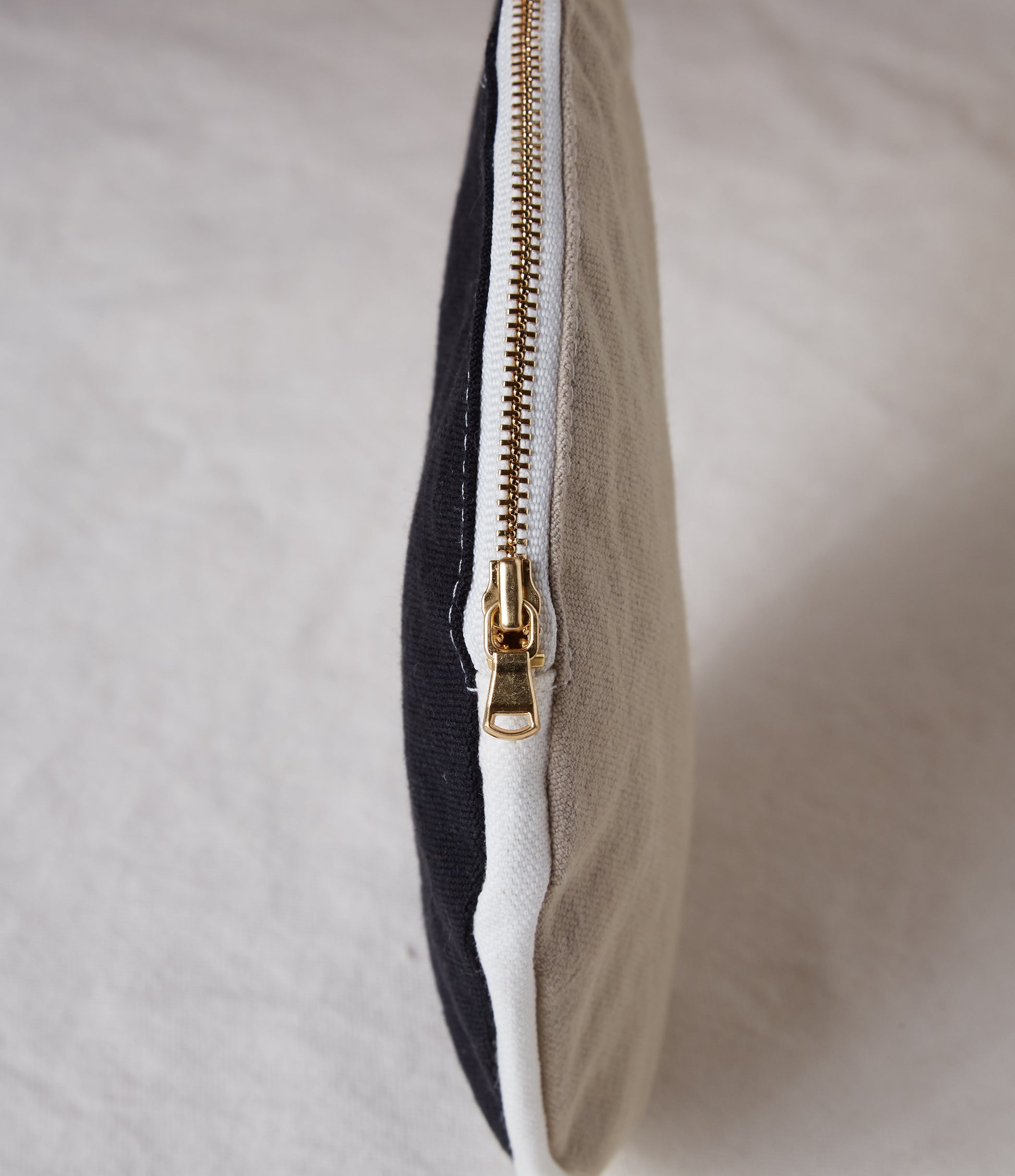 Re:Canvas Circle Pouch Desert detail view of zipper