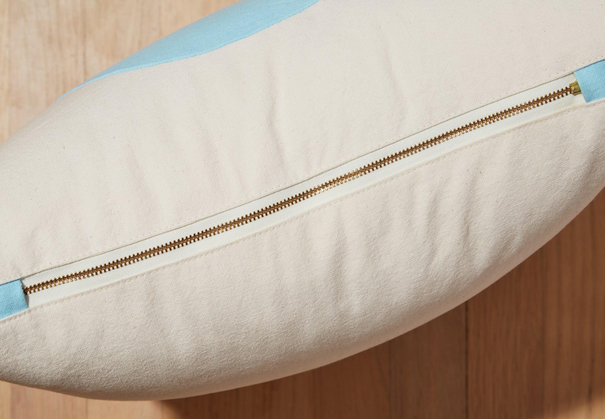 Re:Canvas Arco High Square Pillow detail view of zipper
